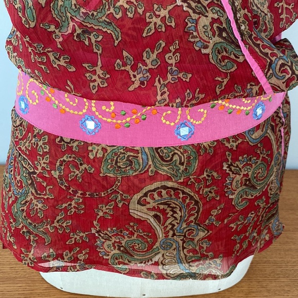 Made in Nepal wrap around wine paisley short sleeved blouse. Ties inside… - Picture 5 of 17